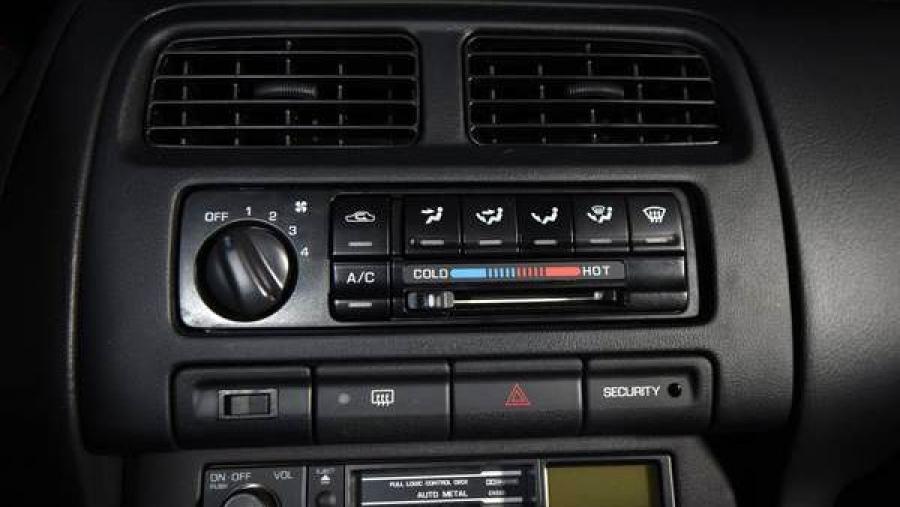 Детали интерьера Nissan 240SX 1997 года  (фото 7 из 10)
